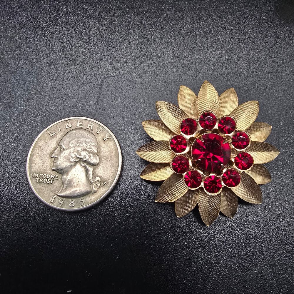 Red Rhinestone Flower Brooch Gold Tone Vintage Costume Jewelry - Picture 5 of 7